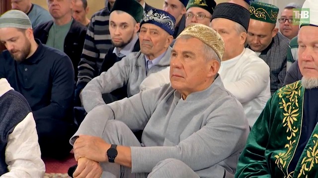 Минниханов принял участие в праздничном намазе в Галеевской мечети в Казани