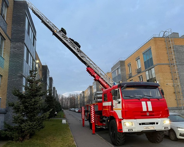 Татарстанда янгын сүндерүчеләр баланы йорт түбәсеннән коткарган
