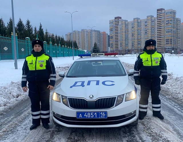 Автоинспекторы помогли отвезти беременную девушку в больницу в Казани