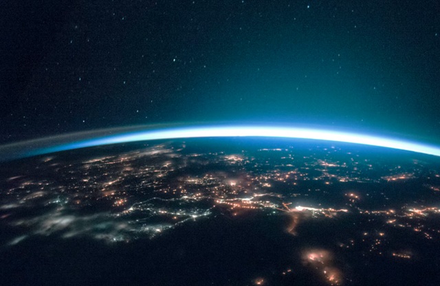 Темнота бывает разной: где на Земле гаснет свет по воле людей, а где — от безысходности