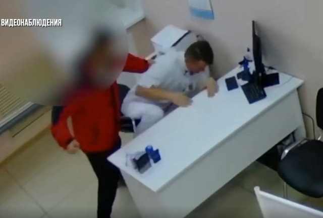 Мусульманин избил врача за осмотр живота его жены — видео