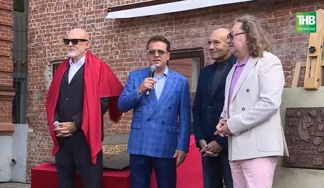 Крутой, Матвиенко и Николаев передали Метшину оригинальное панно «Новая волна»