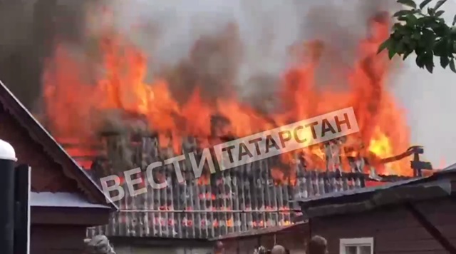 В поселке под Казанью загорелся сарай из-за удара молнии