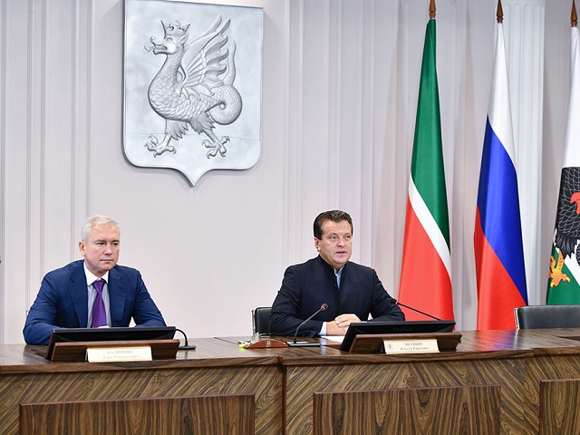 Метшин попросил депутатов перейти от слов к делу в вопросах помощи детям из бедных семей