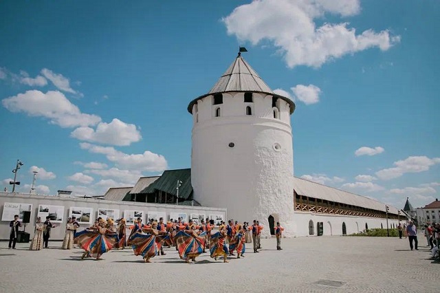 Раис Татарстана оценил благоустройство двора Присутственных мест Казанского Кремля