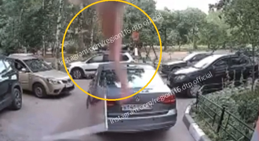 На видео попал момент падения пятилетней девочки из окна пятого этажа в Казани