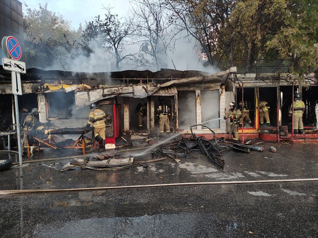 В Казани утром загорелись два торговых павильона