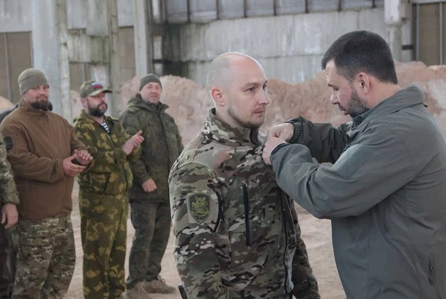 Пушилин вручил знак отличия депутату-добровольцу из РТ Шарафиеву