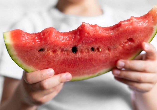 Биолог рассказала, почему опасно есть арбуз с хлебом
