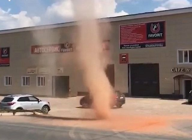 Татарстан не Техас: очевидцы сняли на видео смерч в Мамадыше