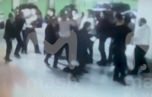 Массовая драка из-за украденной одежды развернулась на парковке ТЦ – видео