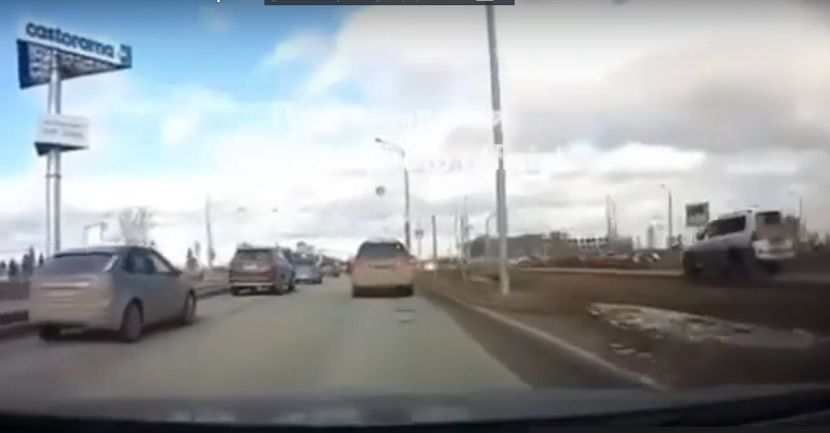 Казанцы удивились наглости владельца внедорожника, рассекавшего по тротуару