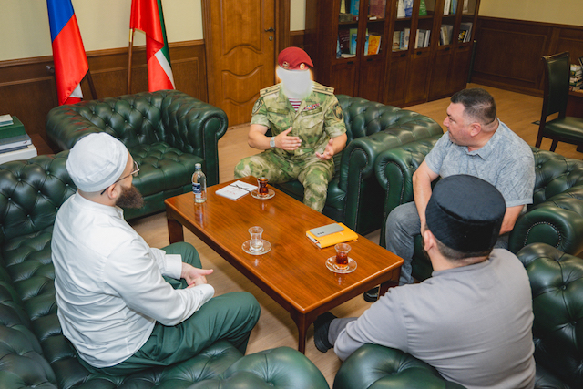 Муфтий Татарстана встретился с бойцом СВО для обсуждения вопросов поддержки