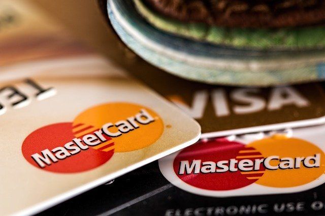 Кремль допускает возможность отключения России от Visa и MasterCard