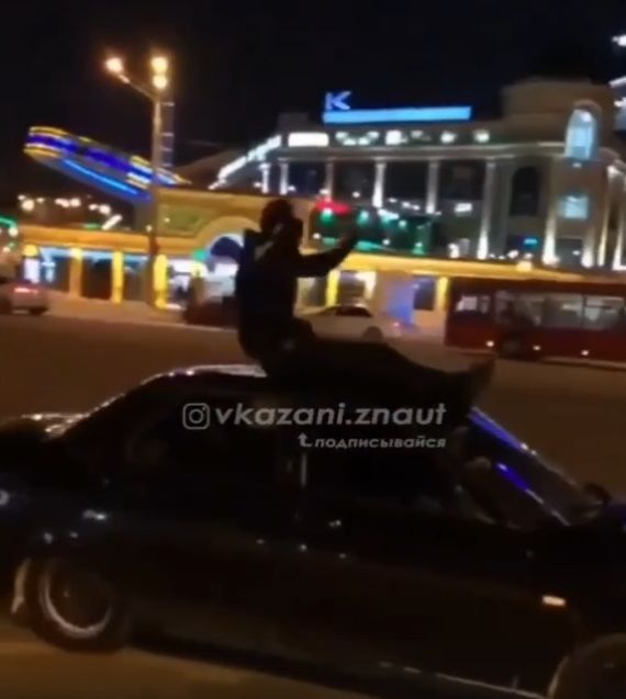 В Казани сняли на видео очередного любителя кататься на крыше авто
