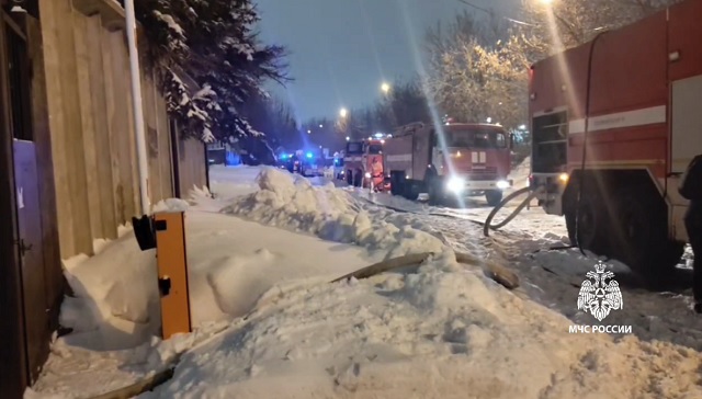 В Казани на Тэцевской ночью загорелся склад