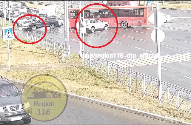 Момент двойного ДТП с участием автобуса на улице Гладилова в Казани попал на видео