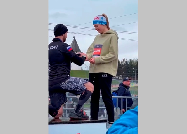 Финишировавший участник «Казанского марафона» сделал предложение своей возлюбленной