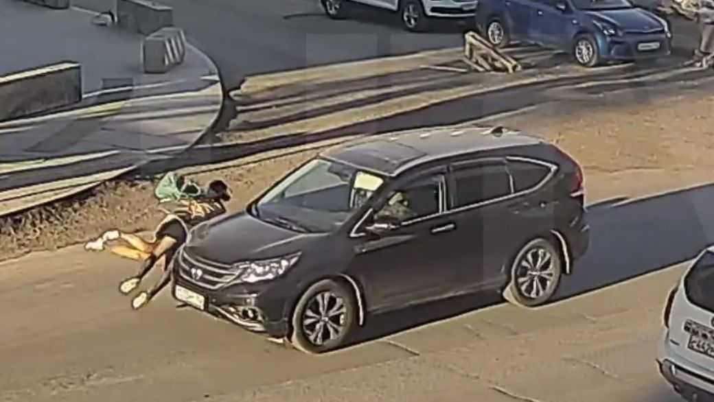 Пожилая дама на внедорожнике сбила двух школьниц на «зебре» – видео