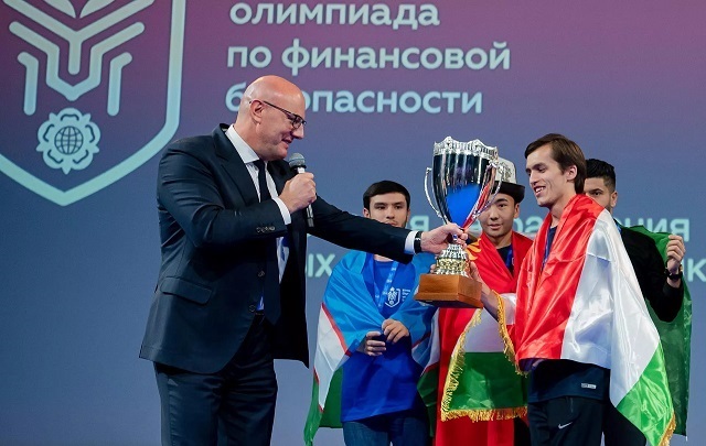 Чернышенко пригласил победителей турнира по фиджитал-футболу в Казань