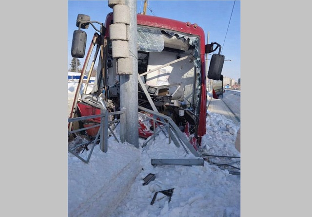 В Казани трамвай врезался в столб, а у другого загорелась крыша