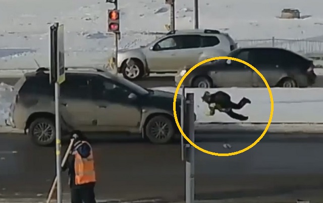 Момент жесткого наезда внедорожника на ребенка попал на видео в Нижнекамске