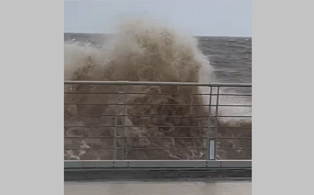 Шторм на Камском море: волны смыли песок, декоративные суденышки утонули в прибое