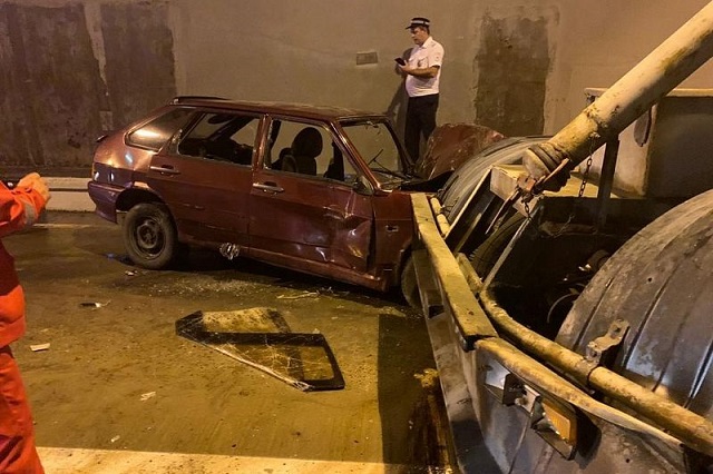 Свет в конце тоннеля: момент столкновения пяти машин на трассе попал на видео