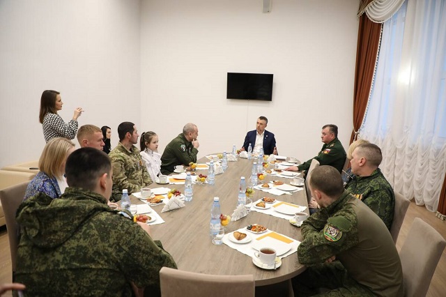 Мэр Бугульмы встретился с приехавшими в отпуск бойцами СВО