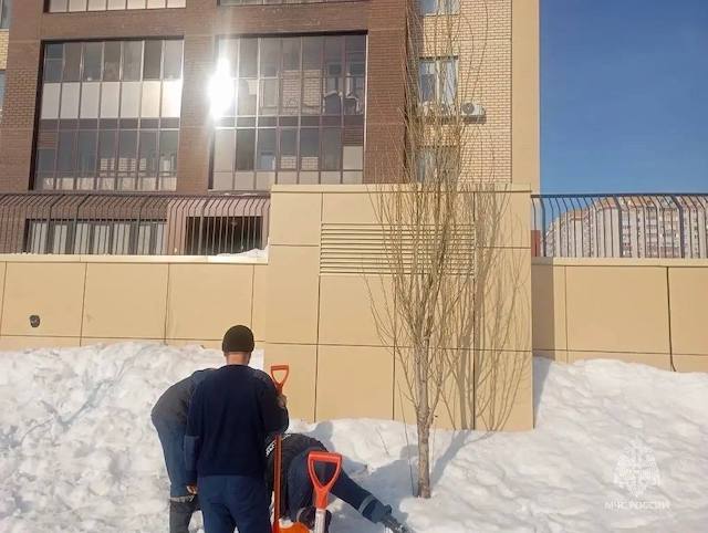 Прыгали с ограждения: 13-летний мальчик застрял в сугробе в Казани