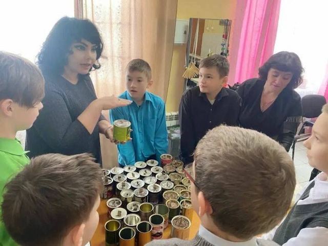 Нурлат районында мәктәп укучылары хәрбиләр өчен окоп шәмнәре әзерләгән