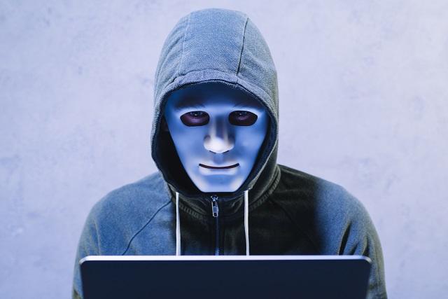 Выплаты и подарки: как защититься от мошенников, активизировавшихся перед Днем Победы