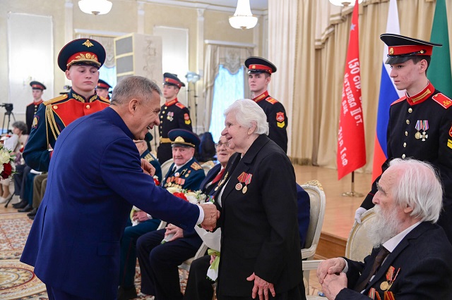 Минниханов вручил ветеранам юбилейные медали в честь 80-летия Победы в ВОВ
