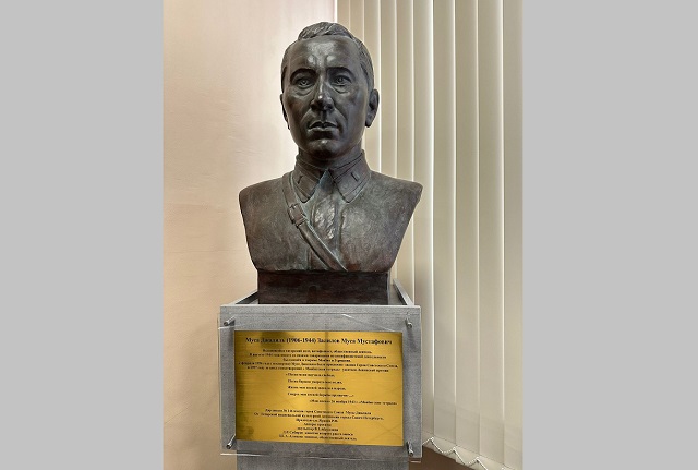 В школе Санкт-Петербурга установили бюст поэта-героя Мусы Джалиля