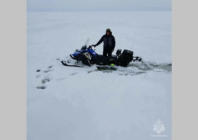 Провалившегося под лед Камы на снегоходе мужчину спасли в Татарстане