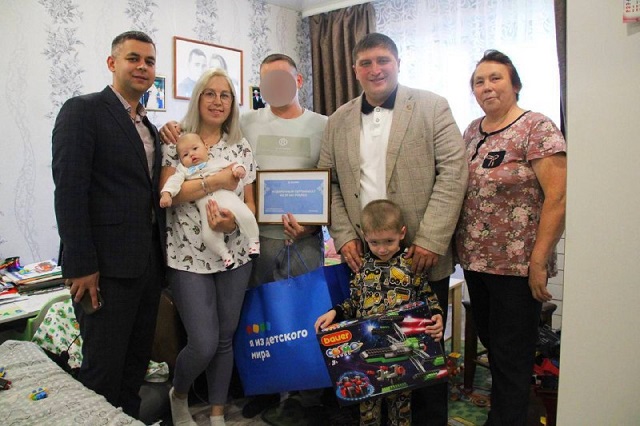 Глава Менделеевского района РТ Беляев поздравил семью участника СВО с рождением ребенка