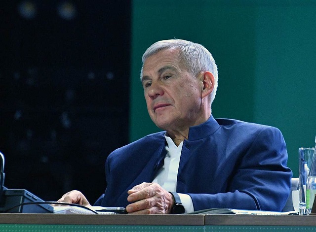 Минниханов поздравил всех представительниц прекрасного пола с наступающим 8 Марта