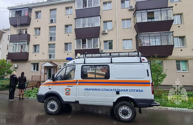 «Мама, забери меня»: в РТ пятилетний ребенок оказался один в квартире и чуть не выпал из окна