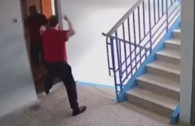 Житель многоэтажки отбился от нападения разъяренного соседа с ножом – видео