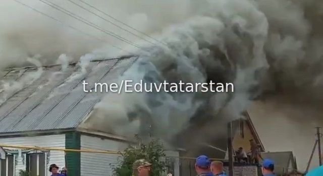 Очевидцы сняли на видео полыхающий дом в татарстанском селе Изма
