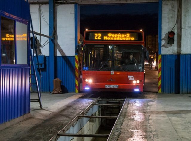 В Казани уволены ремонтники, разбившие ради контента стекло автобуса