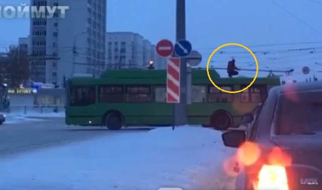 В Казани уволили прокатившегося на крыше троллейбуса кондуктора — видео