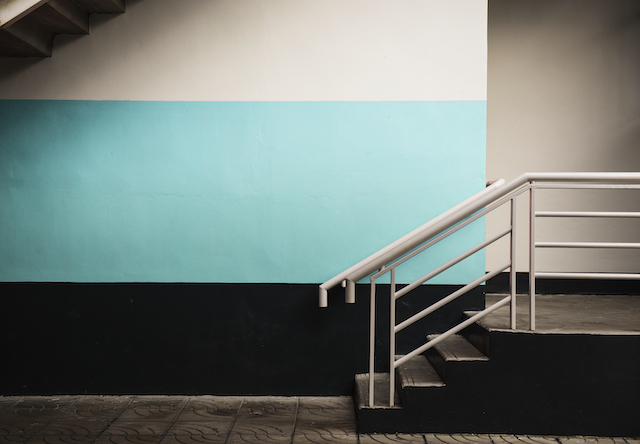 Эксперт по ЖКХ: штраф до 5 000 рублей грозит за оставленный в подъезде мусор