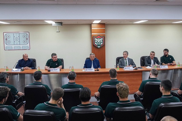 Минниханов напутствует «Ак Барс» перед стартом плей-офф