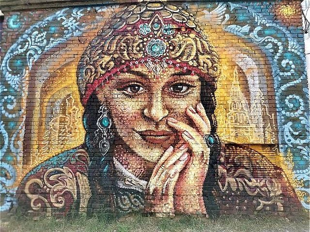 В центре Казани появился мурал с восточной красавицей