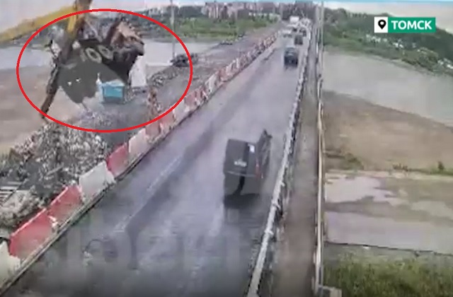 Падение автокрана с моста в Томске попало на видео