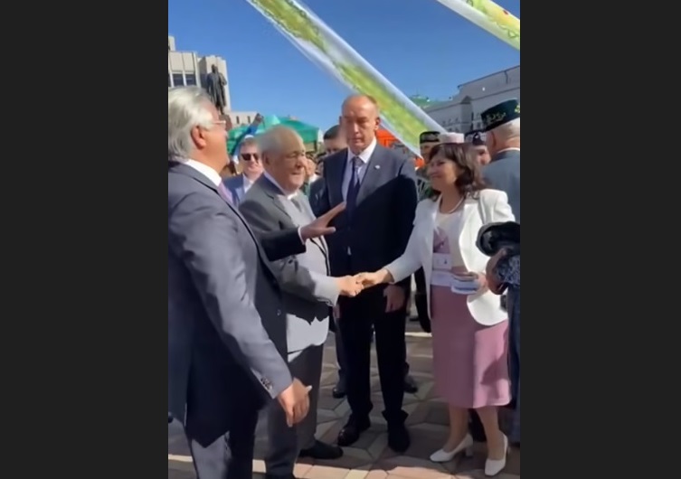 Минтимер Шәймиев Казан кунаклары белән "Мин яратам сине, Татарстан! җырына кушылып җырлады