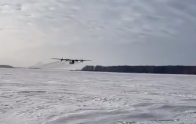 В сети появился ролик с реакцией рыбака на самолет, прошедший над ним на бреющем полете