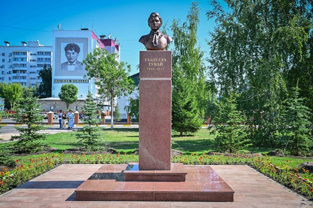 Минниханов открыл бюст Тукаю в Казахстане