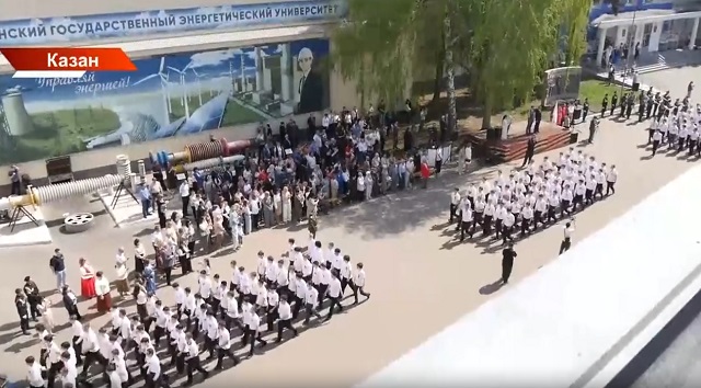 Казанда 1800 студент Парадка чыкты